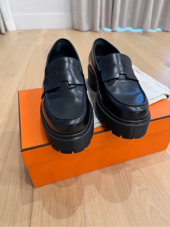 Elegant Hermes Hitch Loafers - Black Glacéd Calfskin - Size 40 main image 5